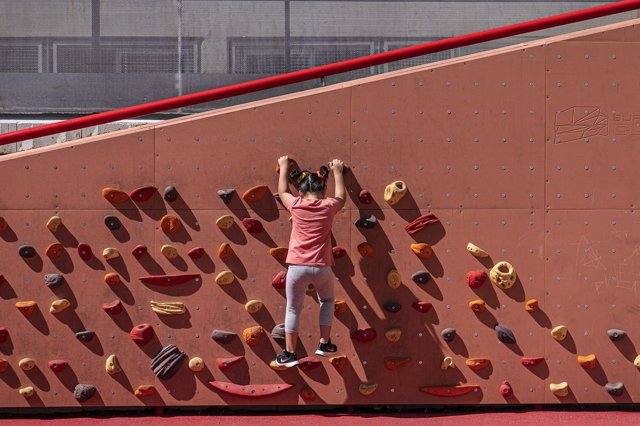 Una nena escala en un rocòdrom infantil de Barcelona