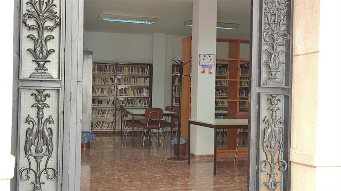 Archivo - Biblioteca pueblo malagueño en una imagen de archivo 