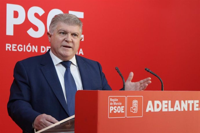 El secretario general del PSOE en la Región de Murcia, Pepe Vélez, en una rueda de prensa