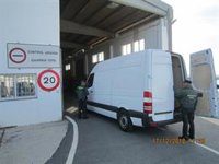 La Guardia Civil recupera un coche robado en Bélgica cuando iban embarcarlo en Motril (Granada) hacia Nador