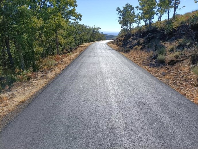 Una de las carreteras de la provincia de Cáceres por donde transcurrirá la Vuelta a España de 2022