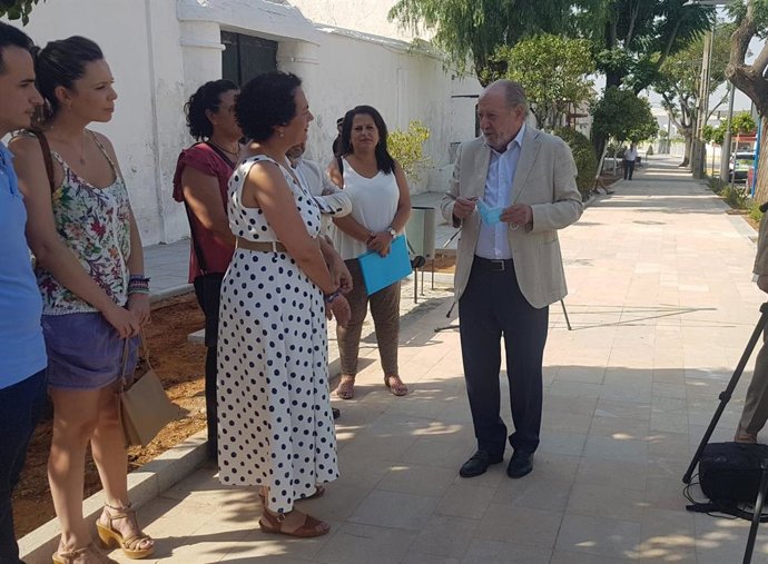 Archivo - El presidente de la Diputación de Sevilla, en una imagen de archivo, en una visita a Arahal