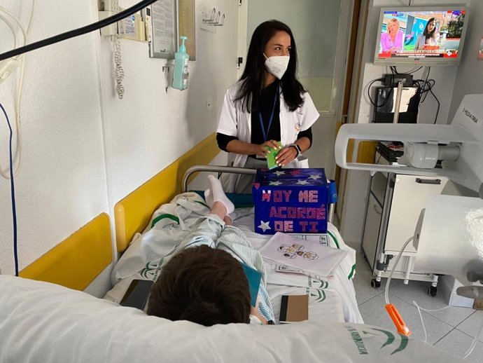 Laura LLamas, psicooncóloga de la Fundacion Aladina, en el Hospital Reina Sofía de Córdoba.