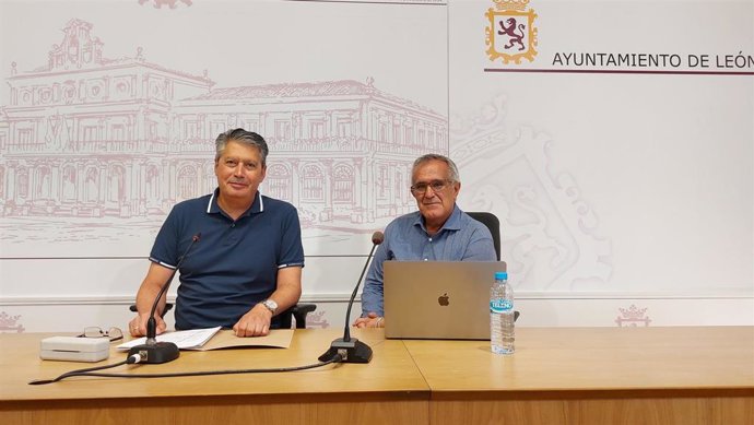 El concejal de Desarrollo Urbano, Luis Miguel García Copete, -a la izquierda- presenta las actuaciones en dos zonas de juegos infantiles en El Ejido y en San Mamés.