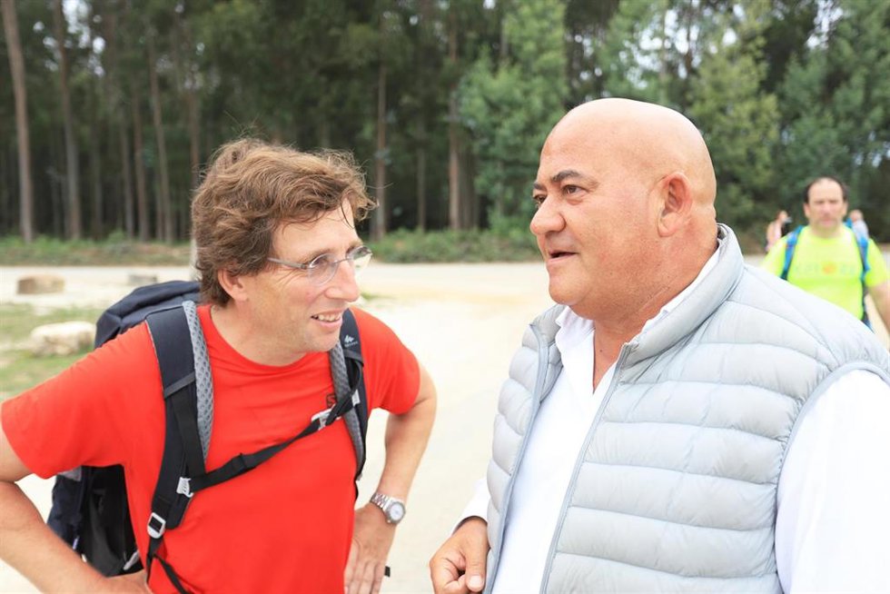 El alcalde de Madrid, José Luis Martínez-Almeida, junto al regidor de Abegondo, José Antonio Santiso Miramontes, en una parada en el municipio durante el recorrido del Camino Inglés