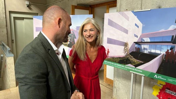 La consejera de Desarrollo Educativo y Formación Profesional, Patricia del Pozo, en su visita al IES Virgen del Socorro de Rociana del Condado (Huelva).