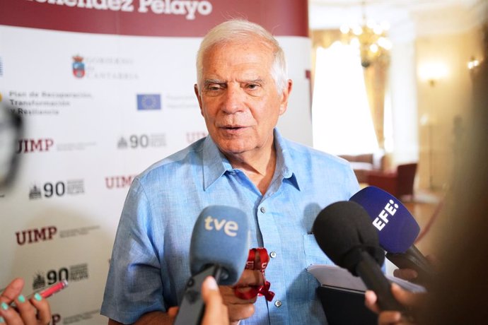 Archivo - El Alto representante de la Unión para Asuntos Exteriores y Política de Seguridad, Josep Borrell, responde a los medios a su llegada a una conferencia en la Universidad Internacional Menéndez Pelayo (UIMP), a 25 de julio de 2022, en Santander,