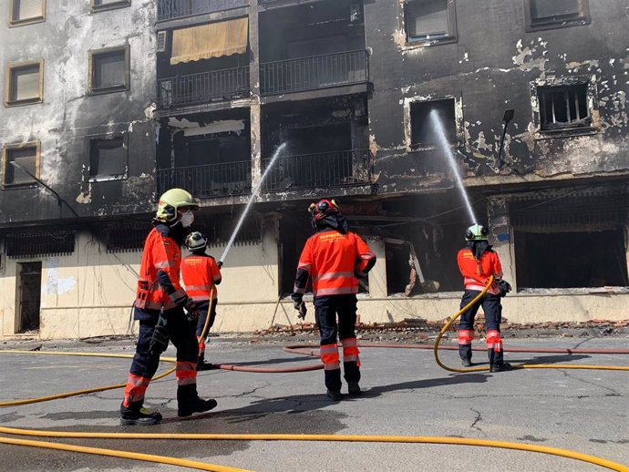 Bomberos trabajan en la extinción de un incendio