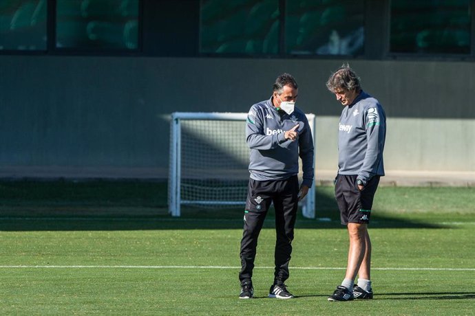 Archivo - Alexis Trujillo charla con Manuel Pellegrini durante un entrenamiento del Betis