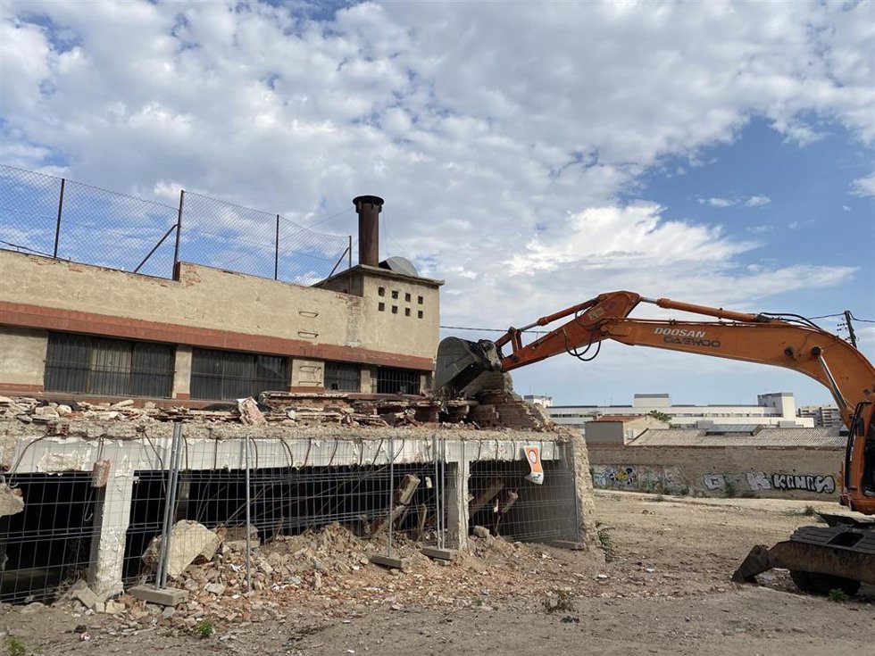 Obras de demolición de una nave previamente 'okupada' en Tetuán (Madrid).