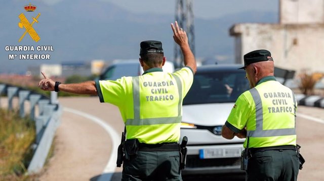 Archivo - Agentes de Tráfico de Guardia Civil, en una imagen de archivo