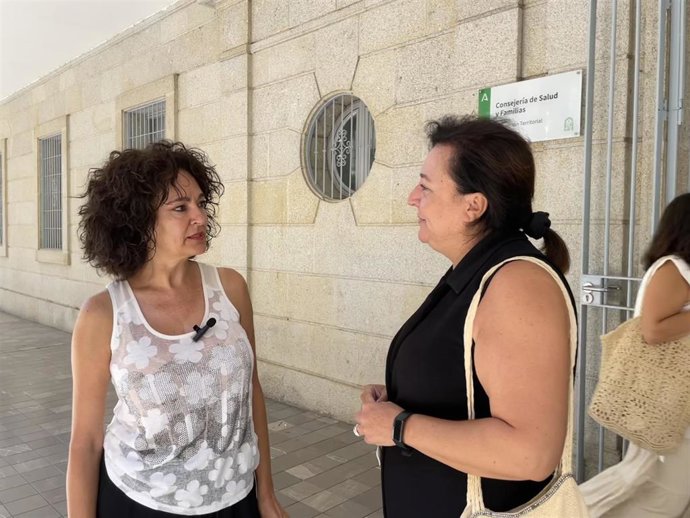La secretaria de Sanidad del PSOE de Huelva, Lourdes Martín (a la izquierza), en la puerta de la Delegación de Salud.