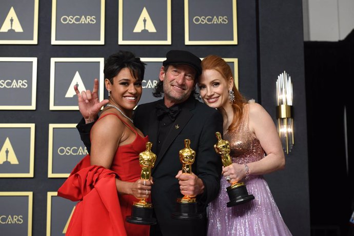 Archivo - 27 March 2022, US, Los Angeles: (L-R) American actress Ariana DeBose, (Best Supporting Actress), Troy Kotsur (Best Supporting Actor) and Jessica Chastain (Best Actress) stand with their Oscars in the press room for the 94th annual Academy Awar