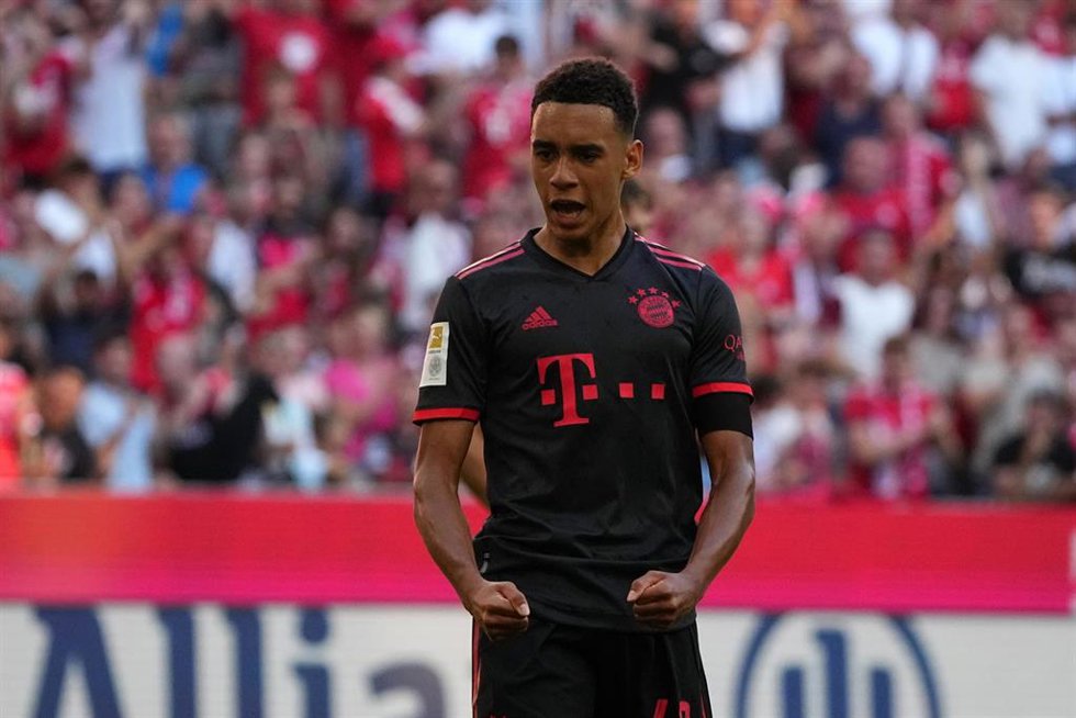 Jamal Musiala celebra un gol con el Bayern de Múnich
