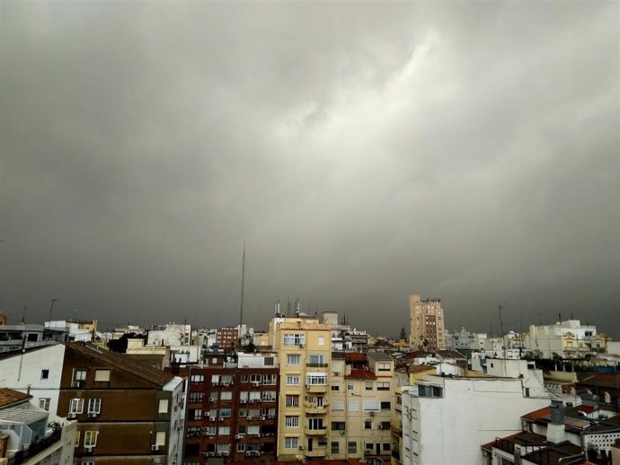Archivo - Cielo nublado en Valncia, nubes, lluvia