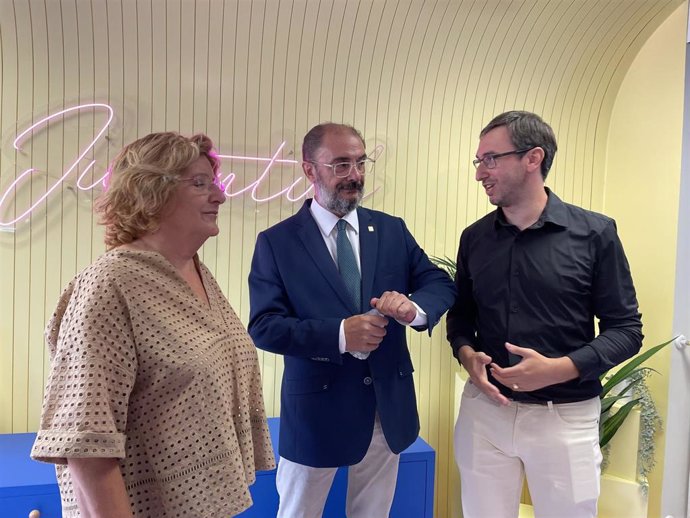 De izquierda a derecha,  la consejera de Ciudadanía y Derechos Sociales del Ejecutivo aragonés, María Victoria Broto; el presidente de Aragón, Javier Lambán, y el gerente del IAJ, Adrián Gimeno.