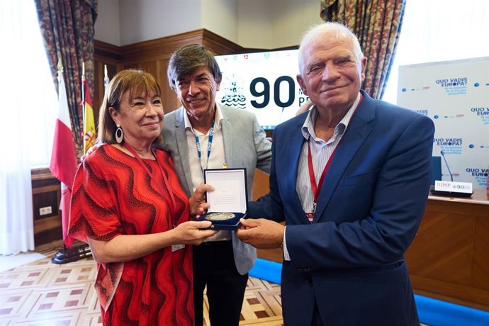 Entrega de medalla conmemorativa del 90 aniversario    Josep Borrell, alto representante de la Unión Europea para Asuntos Exteriores y Política de Seguridad y vicepresidente de la Comisión Europea