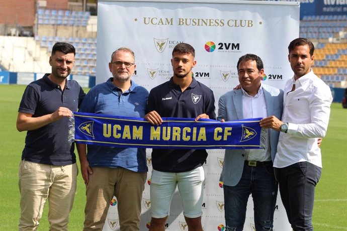 El jugador Javi Pérez junto a José Hernández, CEO de la agencia murciana, y Juan Antonio Cano, director general de 2VM