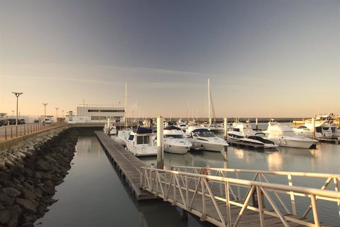 Archivo - El Puerto de Chipiona en una foto de archivo