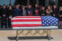 Biden recuerda a las víctimas en el primer aniversario del gran atentado del aeropuerto de Kabul