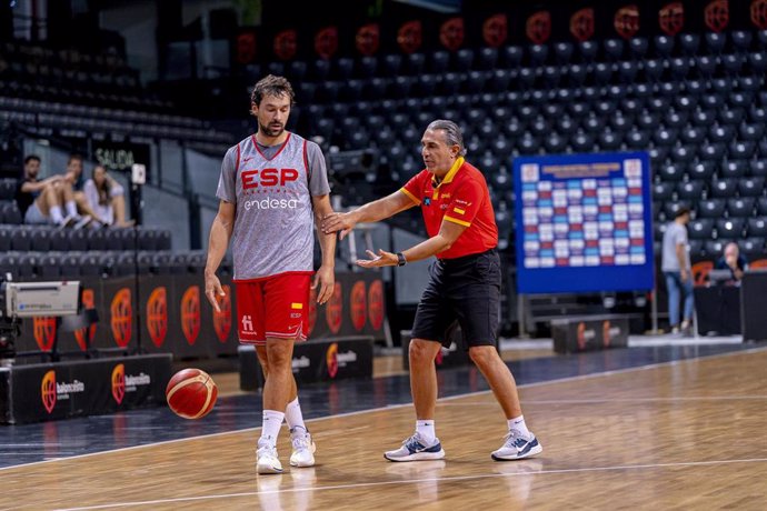 Sergio Scariolo habla con Sergio Llull durante un entrenamiento de la selección española de baloncesto