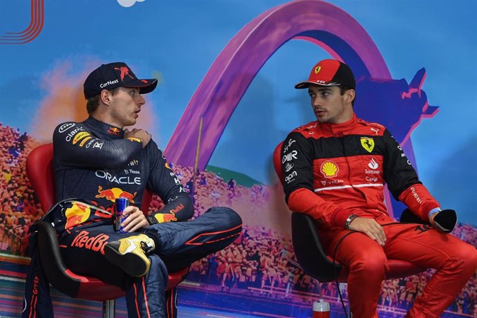 Archivo - Los pilotos Max Verstappen (Red Bull) y Charles Leclerc (Ferrari):