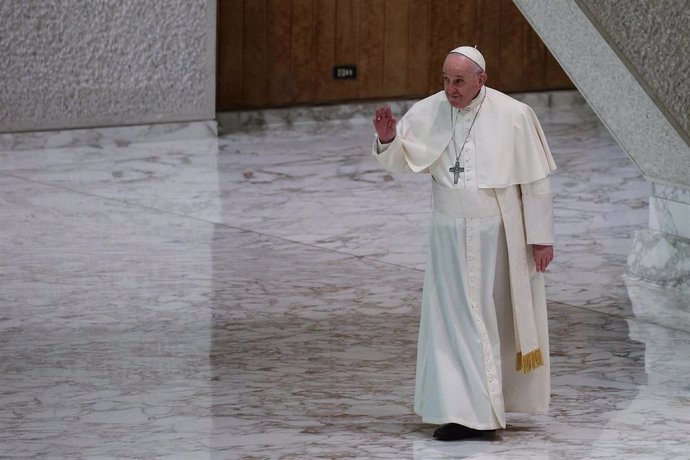 Archivo - 19 January 2022, Vatican, Vatican City: Pope Francis arrives for his weekly General Audience in the Paul VI Audience Hall at the Vatican. Photo: Evandro Inetti/ZUMA Press Wire/dpa