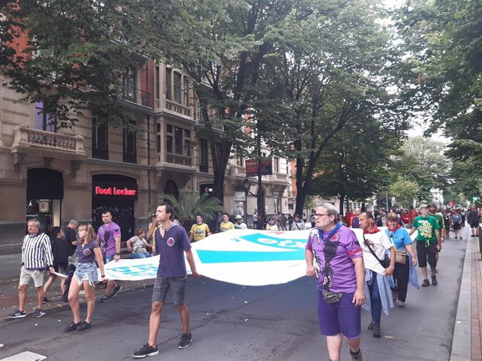 Manifestación de Sare y las comparsas de Bilbao para pedir el traslado de los presos a cárceles vascas.