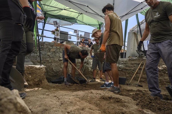 La Sociedad de Ciencias Aranzadi participa en la exhumación de una de las fosas del cementerio de Colmenar Viejo