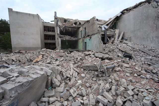 Archivo - Escuela destruida por los ataques en la región ucraniana de Járkov