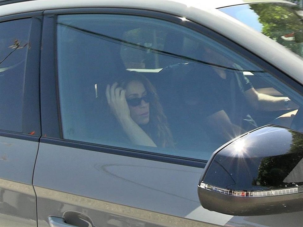 SHAKIRA LLEGA A SU HOGAR