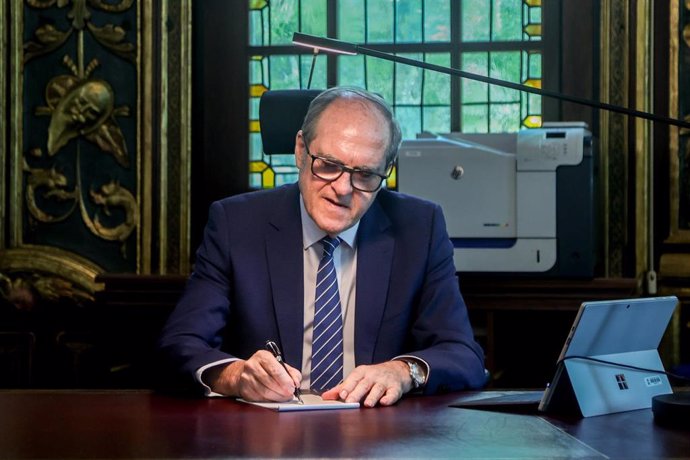 El defensor del Pueblo de España, Ángel Gabilondo, en su mesa de trabajo después de una entrevista para Europa Press, en la sede del Defensor del Pueblo, a 29 de julio de 2022, en Madrid (España). 