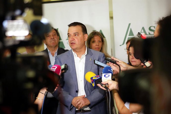 El consejero de Agricultura, Francisco Martínez Arroyo, en Tomelloso