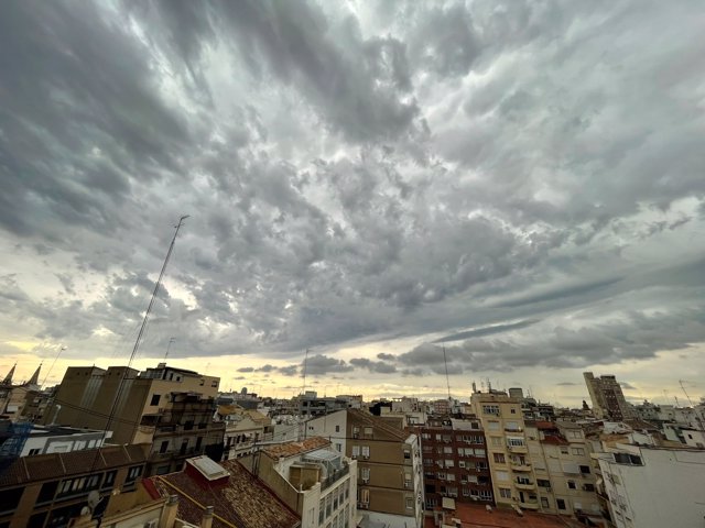 Cielo nublado este viernes por la tarde en València, minutos antes de que comenzase a llover