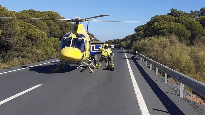 Uno de los medios aéreos que se han desplazado al incendio de Punta Umbría.