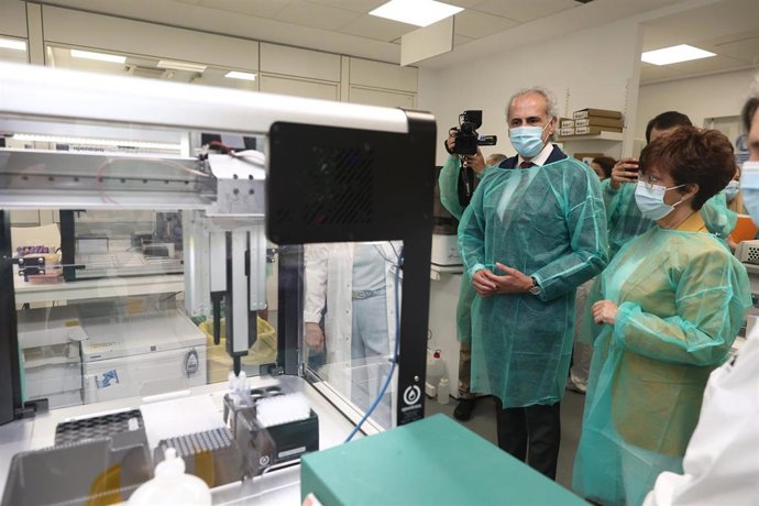 Archivo - La directora general de Salud Pública, Elena Andradas, y el consejero de Sanidad de la Comunidad de Madrid, Enrique Ruiz Escudero