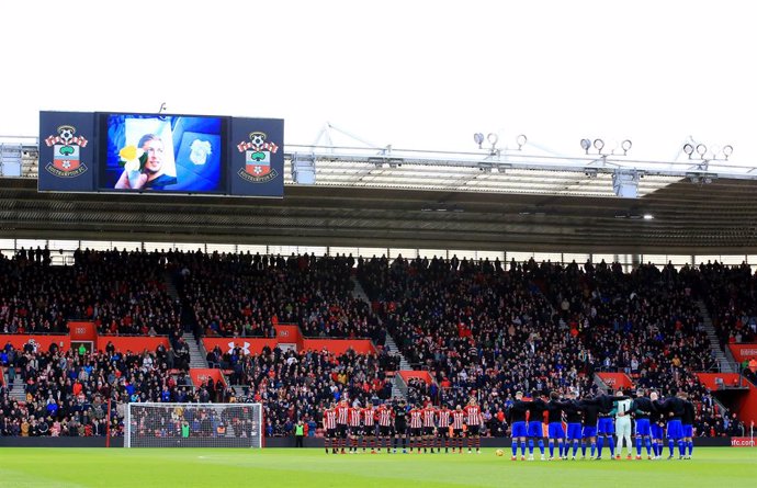 Archivo - 09 February 2019, England, Southampton: Players observe a minute's silence in honour of the late Emiliano Sala during the English Premier League soccer match between Southampton and Cardiff City at St Mary's Stadium. Photo: Mark Kerton/PA Wire