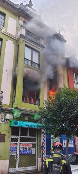 Intervención de bomberos en un incendio en la avenida de Portugal, en Gijón