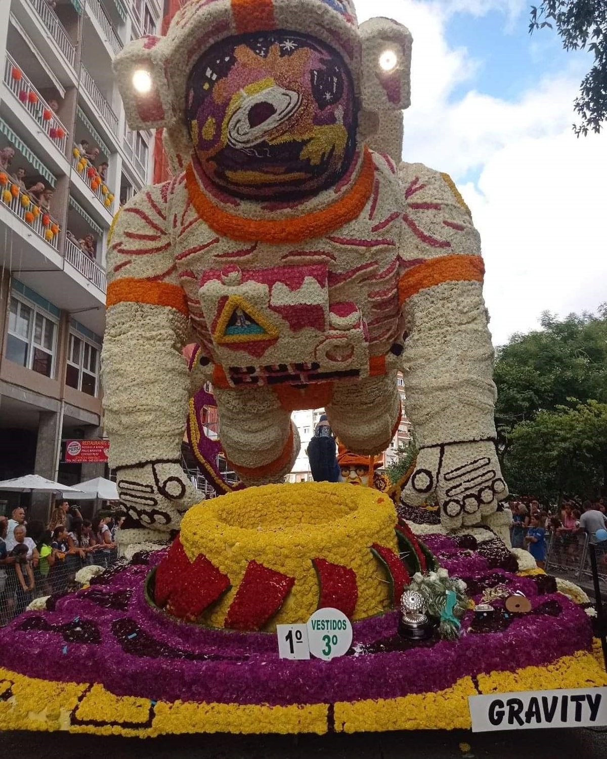 La carroza 'Gravity' gana la Batalla de Flores de Laredo 2022 La carroza 'Gravity' gana la Batalla de Flores de Laredo 2022