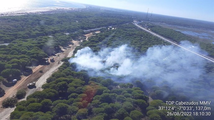Imagen del incendio en Punta Umbría (Huelva).