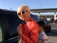 Ana María Aldón, de buen humor, sufre un pequeño incidente en el supermercado