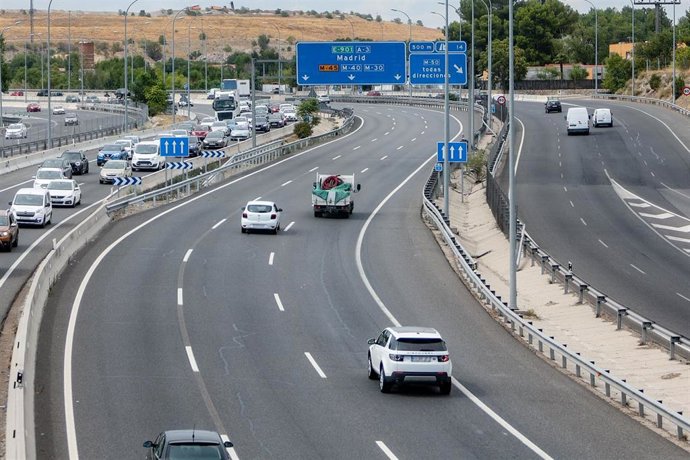 Varios vehículos circulan por la autovía A-3 durante el primer día de la Operación Retorno del verano, a 26 de agosto de 2022, en Madrid (España). 
