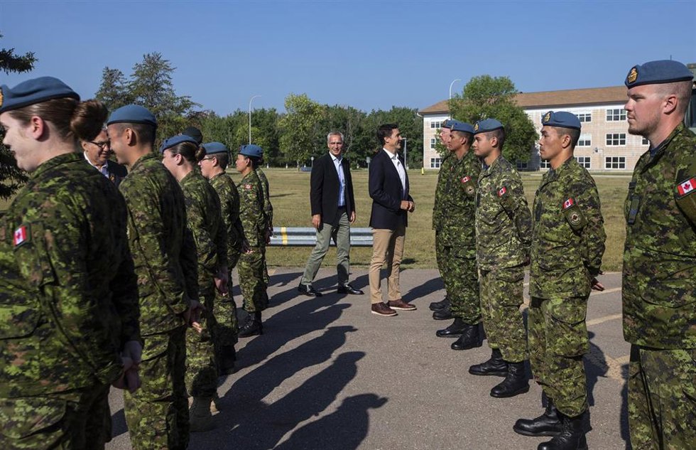El secretario general de la OTAN, Jens Stoltenberg, y el primer ministro de Canadá, Justin Trudeau, visitan a miembros militares en la base aérea de Cold Lake, Canadá.