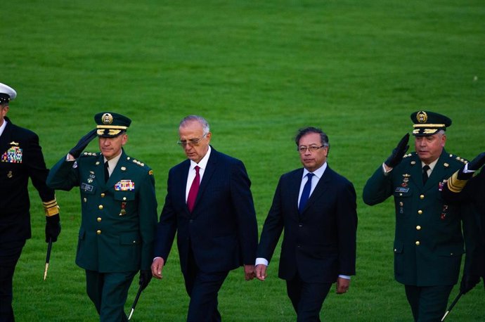 El ministro de Defensa de Colombia, Iván Velaszquez, y el presidente de Colombia, Gustavo Petro.