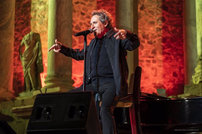 Miguel Ríos durante su actuación en el Teatro Romano de Mérida.