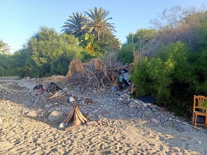 Basuras en el núcleo de Las Negras, en Níjar (Almería).