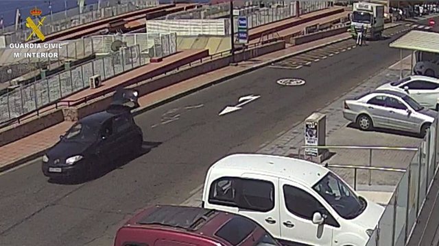 La Guardia Civil investiga a una persona por sustraer mercancía en un furgón de reparto en Gran Canaria