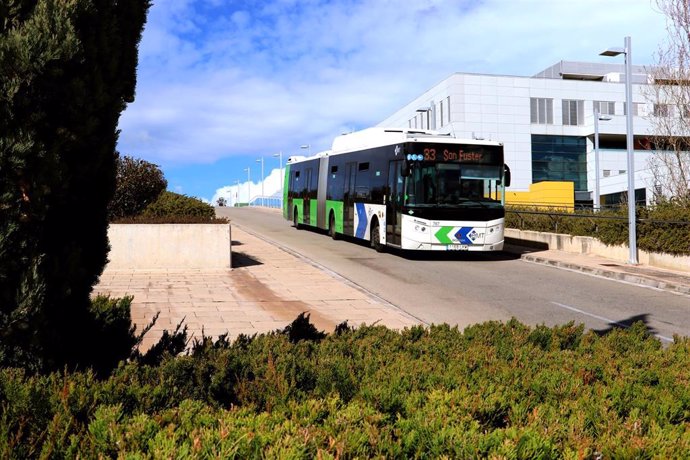 Archivo - Un bus de la EMT Palma en Son Espases. Archivo.