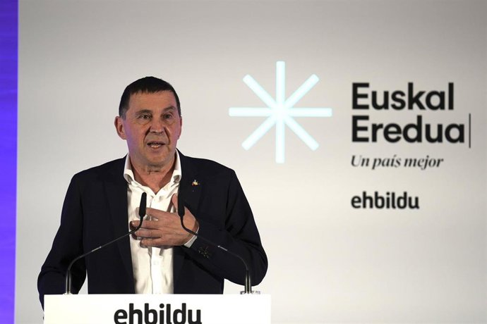 Archivo - El coordinador general de EH Bildu, Arnaldo Otegi, interviene en un acto en el que EH Bildu 