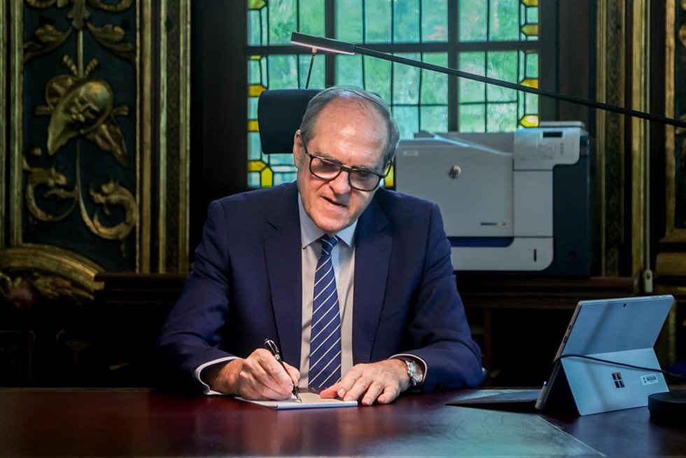 El defensor del Pueblo de España, Ángel Gabilondo, en su mesa de trabajo después de una entrevista para Europa Press